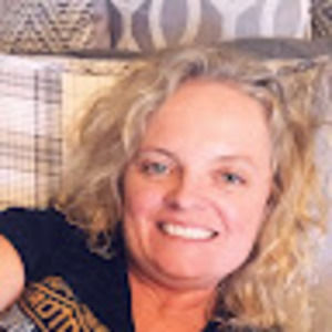 Meet your Posher, Debora